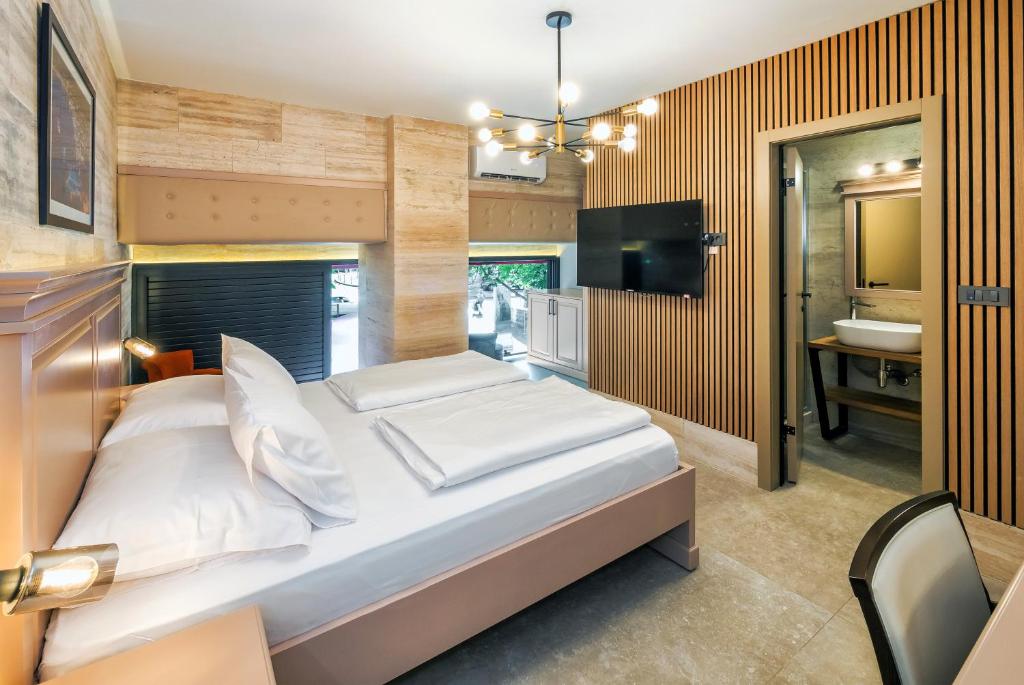 709018722